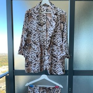 Blazer with shirts from lightweight fabric. Color: brown snake print. Size:L